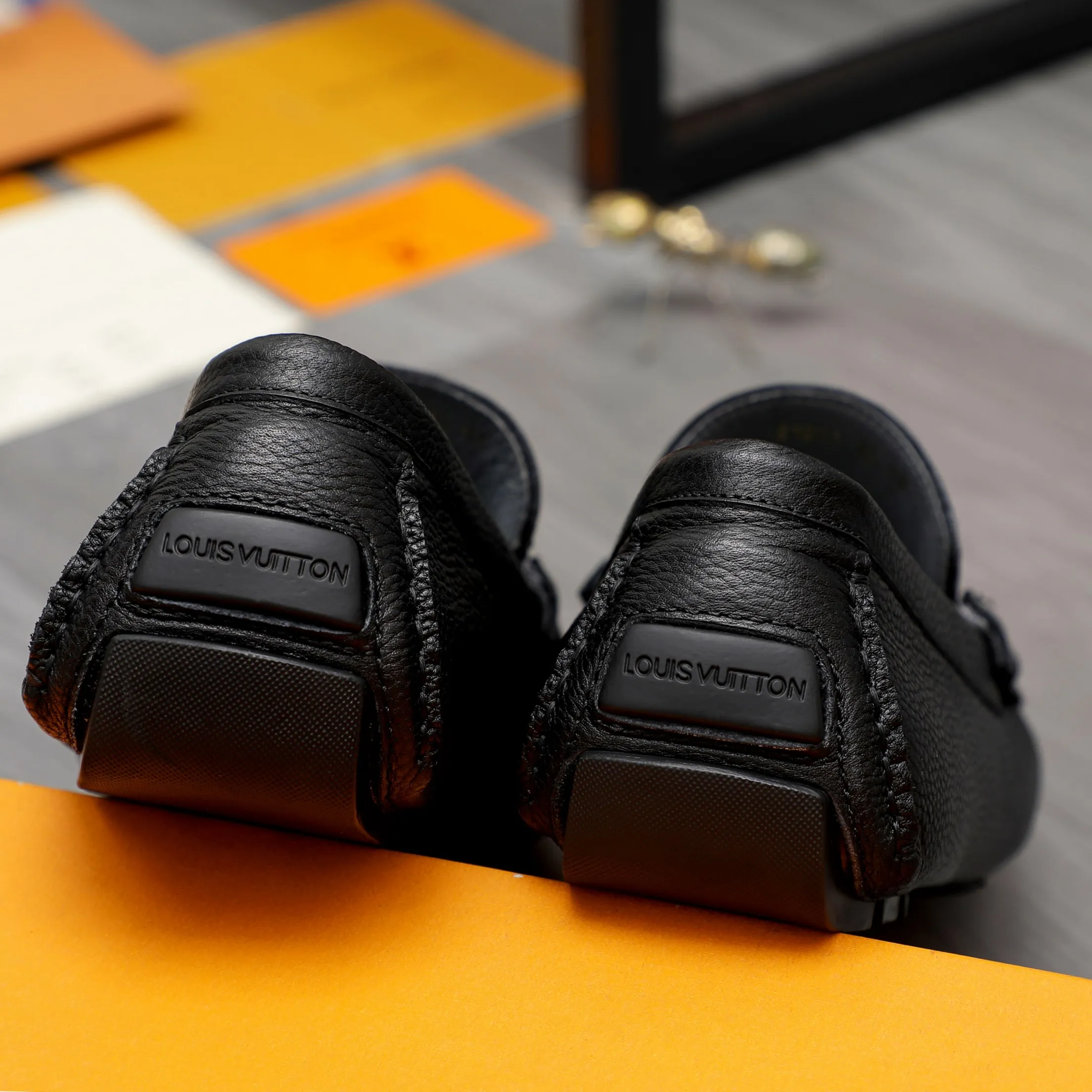 Men's shoes 💰400 Product trademark: LV "Louis Vuitton" casual slip-on shoes Regular size: 38-45 (45 is custom-made and non-returnable) Product materials: Selected high-quality pebbled cowhide upper, pigskin lining, rubber outsole